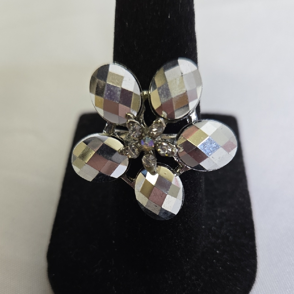 Silver Tone Flower Ring,‎ Adjustable